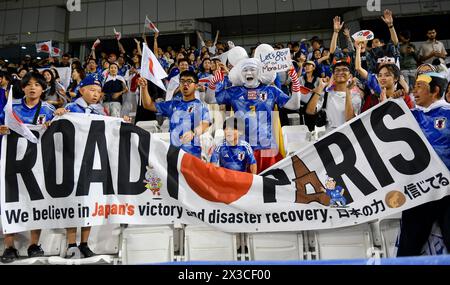 Doha, Qatar. 25 avril 2024. Les fans du Japon applaudissent lors du match quart de finale entre le Qatar et le Japon lors du tournoi de football AFC U23 Asian Cup Qatar 2024 à Doha, Qatar, le 25 avril 2024. Crédit : Nikku/Xinhua/Alamy Live News Banque D'Images