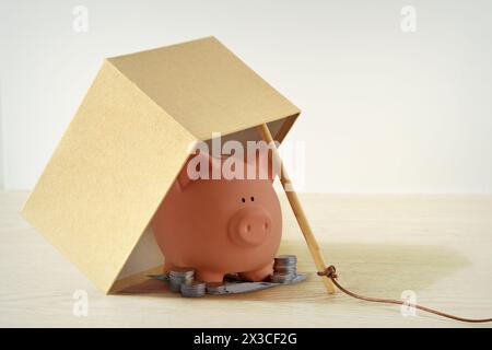Tirelire dans le piège de boîte - concept de pièges d'escroquerie financière Banque D'Images