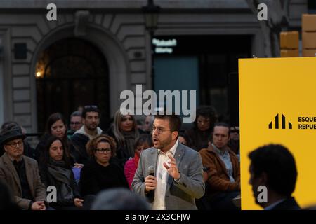 Barcelone, Espagne. 25 avril 2024. La campagne électorale démarre en Catalogne avec le rassemblement de lancement de campagne de 'Esquerra', le parti au pouvoir en Catalogne, et avec le candidat à la réélection Pere Aragons Arranca la campa-a électoral en Catalu-a con el mitin de inicio de campa-a de 'Esquerra', el partido gobernante en Catalu-a y con el candidato a la reelecci-n Pere Aragons. Dans la photo:pere aragones News Politics -Barcelone, Espagne jeudi 25 avril 2024 (photo par Eric Renom/LaPresse) crédit : LaPresse/Alamy Live News Banque D'Images