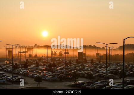 Zagreb, Croatie. 26 avril 2024. Des voitures sur un parking sont vues pendant le lever du soleil à Zagreb, Croatie, le 26 avril 2024. Photo : Matija Habljak/PIXSELL crédit : Pixsell/Alamy Live News Banque D'Images