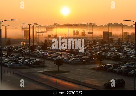 Zagreb, Croatie. 26 avril 2024. Des voitures sur un parking sont vues pendant le lever du soleil à Zagreb, Croatie, le 26 avril 2024. Photo : Matija Habljak/PIXSELL crédit : Pixsell/Alamy Live News Banque D'Images