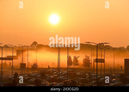 Zagreb, Croatie. 26 avril 2024. Des voitures sur un parking sont vues pendant le lever du soleil à Zagreb, Croatie, le 26 avril 2024. Photo : Matija Habljak/PIXSELL crédit : Pixsell/Alamy Live News Banque D'Images