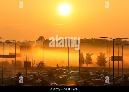 Zagreb, Croatie. 26 avril 2024. Des voitures sur un parking sont vues pendant le lever du soleil à Zagreb, Croatie, le 26 avril 2024. Photo : Matija Habljak/PIXSELL crédit : Pixsell/Alamy Live News Banque D'Images