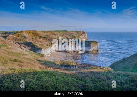 Le soleil du matin brille sur les falaises escarpées du phare de Flamborough Banque D'Images