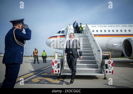 Paris, France. 26 avril 2024. Boris Pistorius (SPD), ministre fédéral de la Défense, est reçu à l'aéroport militaire. Le but du voyage est la signature d'un protocole d'entente entre les deux pays pour le principal système de chars de combat du futur. Le système principal de combat au sol (MGCS) est destiné à succéder aux chars Leopard et Leclerc des deux pays et devrait être opérationnel au cours de la prochaine décennie. Crédit : Kay Nietfeld/dpa/Alamy Live News Banque D'Images