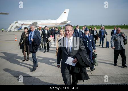 Paris, France. 26 avril 2024. Boris Pistorius (SPD), ministre fédéral de la Défense, arrive à l'aéroport militaire. Le but du voyage est la signature d'un protocole d'entente entre les deux pays pour le principal système de chars de combat du futur. Le système principal de combat au sol (MGCS) est destiné à succéder aux chars Leopard et Leclerc des deux pays et devrait être opérationnel au cours de la prochaine décennie. Crédit : Kay Nietfeld/dpa/Alamy Live News Banque D'Images