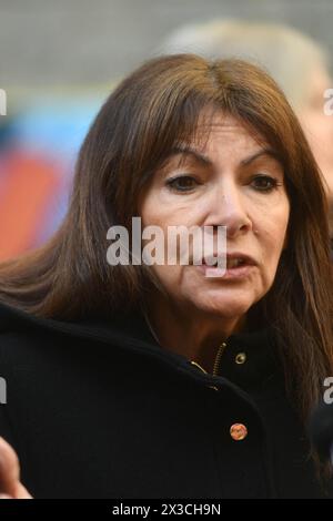 Paris, France. 25 avril 2024. CORRECTION DE LÉGENDE - la Maire de Paris, Anne Hidalgo, lors d'une visite du groupe scolaire Romainville et projet de rénovation à Paris, France, le 25 avril 2024. Photo ait Adjedjou Karim/ABACAPRESS.COM crédit : Abaca Press/Alamy Live News Banque D'Images