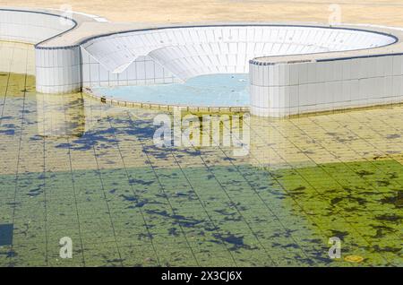 détail d'une piscine abandonnée et non entretenue Banque D'Images