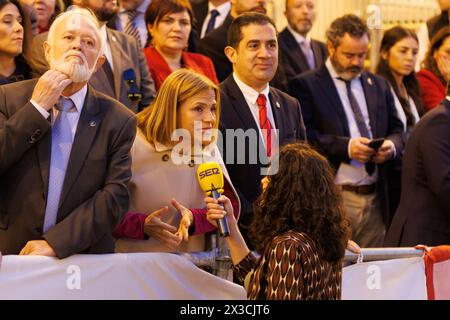 Alcoy, Espagne, 04-19-2024 : médias intervieweurs des politiciens dans la galerie de rue de la mairie pour les Maures et les Chrétiens. Événement de rue gratuit Banque D'Images