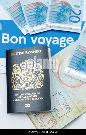 Gros plan sur un nouveau passeport britannique bleu avec des billets en euros en arrière-plan Banque D'Images