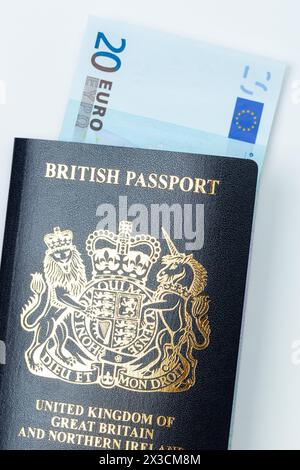 Fermez un nouveau passeport britannique bleu avec des billets en euros à l'intérieur Banque D'Images