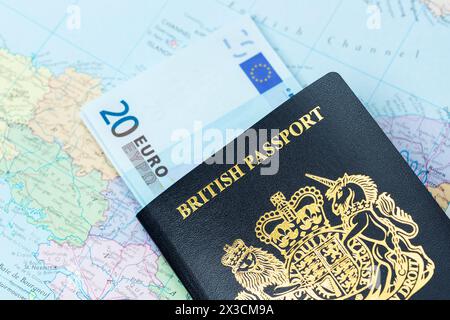 Gros plan sur un nouveau passeport britannique bleu au-dessus de la carte du monde Banque D'Images