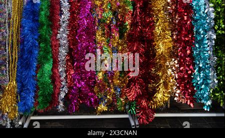 Cordes de guirlandes colorées en feuille vendues pour décorer le sukkah, une cabine temporaire ou un abri utilisé dans la célébration de la fête juive de Sukkot. Banque D'Images