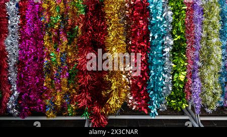 Cordes de guirlandes colorées en feuille vendues pour décorer le sukkah, une cabine temporaire ou un abri utilisé dans la célébration de la fête juive de Sukkot. Banque D'Images