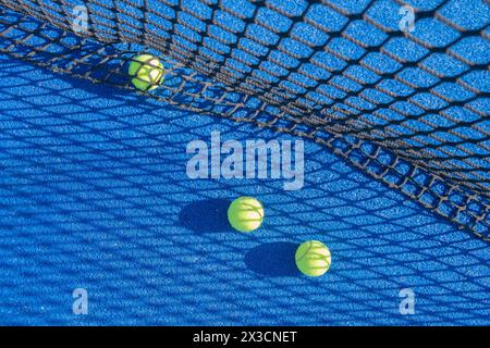 vue de dessus de trois balles sur un court de paddle-tennis bleu Banque D'Images