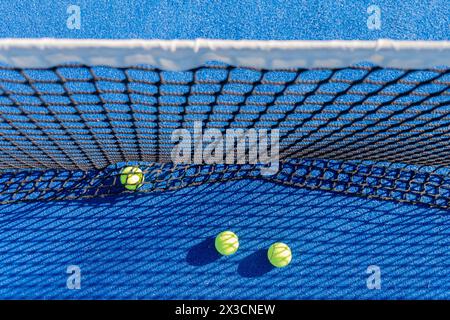 vue de dessus de trois balles sur un court de paddle-tennis bleu, sports de raquette Banque D'Images