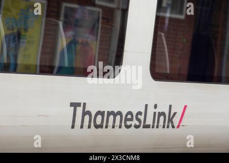 Thameslink est une ligne principale sur le réseau ferroviaire britannique, allant de Bedford, Luton, St Albans City, Peterborough, Welwyn Garden City, London Blackfriars et Cambridge via le centre de Londres jusqu'à Sutton, Orpington, Sevenoaks, Rainham, Horsham, Three Bridges, Brighton et East Grinstead. Banque D'Images