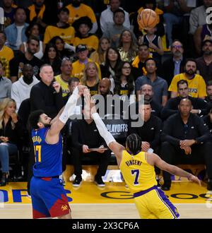 Los Angeles, États-Unis. 25 avril 2024. Le garde des Nuggets de Denver Jamal Murray (27) marque sur le garde de Los Angeles Gabe Vincent (7) lors de la première mi-temps du match 3 de leur série éliminatoire du premier tour de la Western Conference au Crypto.com Arena de Los Angeles le jeudi 25 avril 2024. Photo de Jim Ruymen/UPI crédit : UPI/Alamy Live News Banque D'Images