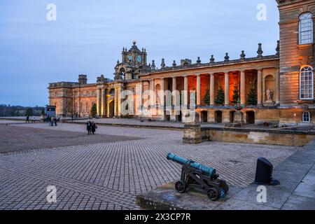 Vue de la tour de l'horloge et de l'arche menant à East Courtyard depuis la Grande Cour - Noël au palais de Blenheim à Woodstock, Oxfordshire, Angleterre, Royaume-Uni Banque D'Images