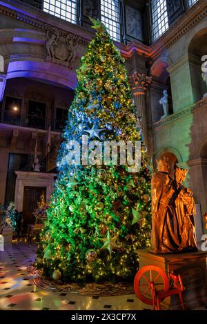 Arbre de Noël dans le Grand Hall, le début de «L'histoire de la belle au bois dormant dans le Palais» au Palais Blenheim à Woodstock, Oxfordshire, Angleterre, Royaume-Uni Banque D'Images