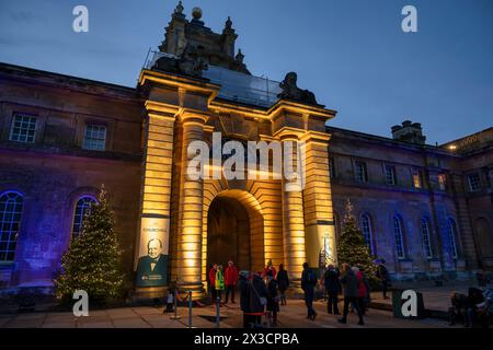 Entrée au chemin des lumières de Noël de Blenheim 2023 depuis Great court au palais de Blenheim à Woodstock, Oxfordshire, Angleterre, Royaume-Uni Banque D'Images