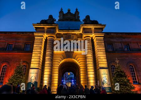 Entrée au chemin des lumières de Noël de Blenheim 2023 depuis Great court au palais de Blenheim à Woodstock, Oxfordshire, Angleterre, Royaume-Uni Banque D'Images