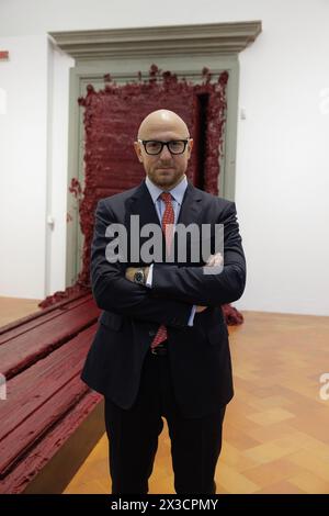 Le directeur général de la Fondation Palazzo Strozzi, Arturo Galansino, est le commissaire de l’exposition « Anish Kapoor - Untrue Unreal » au Palazzo Strozzi à Florence. Galansino est également un historien de l'art italien bien connu et critique d'art. En arrière-plan, l'installation monumentale de Kapoor 'Svayambhu' (2007 - cire, peinture à l'huile). ©Isabella de Maddalena/opale.photo Banque D'Images