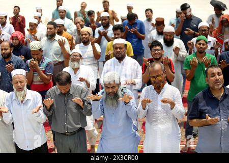 Dhaka, Bangladesh. 25 avril 2024. Les musulmans offrent des prières spéciales pour les pluies, à Dacca le 25 avril 2024. Des milliers de Bangladais ont prié pour qu'il pleuve dans les villes et les villages ruraux le 24 avril, alors qu'une vague de chaleur extrême frappait le pays, forçant les autorités à fermer des dizaines de milliers d'écoles et de séminaires, ont déclaré des responsables. Photo Habibur Rahman/ABACAPRESS.COM crédit : Abaca Press/Alamy Live News Banque D'Images