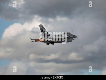 Un F-16 Fighting Falcon affecté au 18th Aggressor Squadron, Eielson Air Force base, Alaska décolle avant une sortie dans le cadre de Red Flag Alaska Banque D'Images