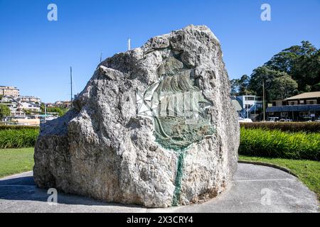 Le navire amiral HMS Sirius de la première flotte, plaque and 1989 bas relief célèbre les 200 ans de la colonisation européenne à Mosman, Sydney, Australie Banque D'Images