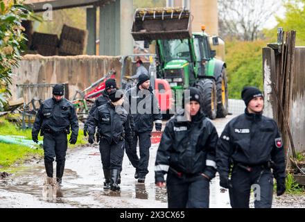 26 avril 2024, basse-Saxe, Gräpel : des policiers traversent une zone agricole à la recherche d'un garçon disparu. Arian, six ans, originaire d'Elm (district de Bremervörde), est toujours porté disparu pour la cinquième journée consécutive. Photo : Daniel Bockwoldt/dpa Banque D'Images