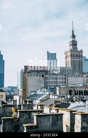 Vue sur les toits de Varsovie et le Palais de la culture et de la Science contre le ciel bleu. Varsovie, Pologne - 19 mars 2024 Banque D'Images