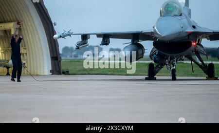 L'aviateur de 1re classe Cole Castleman, chef d'équipage du 35e Escadron de génération de chasseurs, effectue les inspections finales avant le décollage dans le cadre de Korea Flying Tra Banque D'Images