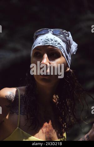 Portrait d'une femme confiante portant un bandana Banque D'Images