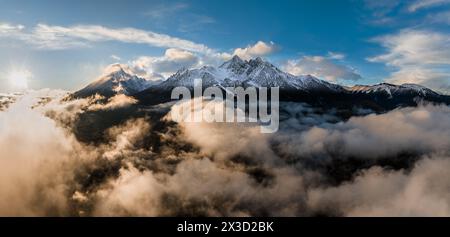 Tatranska Lomnica, Slovaquie - vue panoramique aérienne des sommets enneigés des Hautes Tatras au-dessus des nuages avec le pic Lomnicky, le deuxième plus haut Banque D'Images