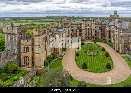 La cour privée à l'intérieur des murs du château d'Arundel avec vue sur l'ouest du Sussex en direction de la Manche Banque D'Images