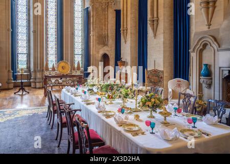 Une table entièrement dressée prête pour le déjeuner ou le dîner au château d'Arundel pendant le festival des tulipes Banque D'Images