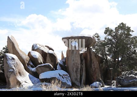 Rochers poussiéreux de neige sous un ciel bleu à Joshua Tree Banque D'Images