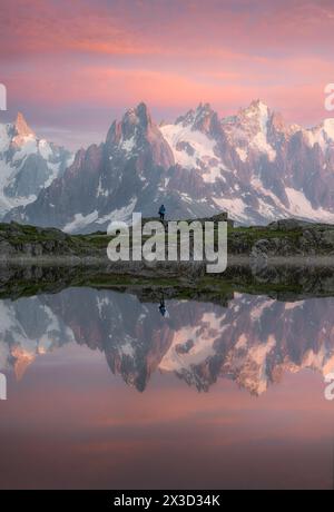 Reflets dramatiques du coucher de soleil du massif du Mont Blanc dans le lac Cheserys Banque D'Images