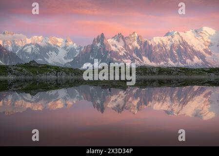 Reflets dramatiques du coucher de soleil du massif du Mont Blanc dans le lac Cheserys Banque D'Images