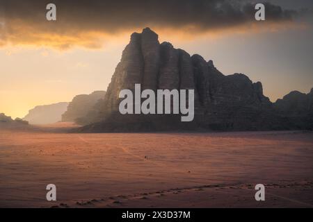 Lever du soleil sur les sept piliers de sagesse à Wadi Rum, Jordanie Banque D'Images