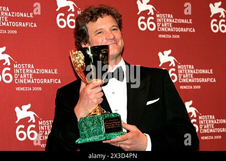 Colin Firth mit dem Coppa Volpi für den besten Darsteller in A Single man beim Photocall mit den Preisträgern auf der Biennale di Venezia 2009 / 66. Internationale Filmfestspiele von Venedig im Palazzo del Casino. Venedig, 12.09.2009 *** Colin Firth avec la Coppa Volpi pour le meilleur acteur en homme célibataire au Photocall avec les lauréats de la Biennale di Venezia 2009 66 Festival International du film de Venise au Palazzo del Casino Venice, 12 09 2009 Foto:xD.xBedrosianx/xFuturexImagex preistraeger venice 9903 Banque D'Images