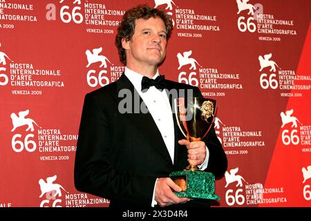 Colin Firth mit dem Coppa Volpi für den besten Darsteller in A Single man beim Photocall mit den Preisträgern auf der Biennale di Venezia 2009 / 66. Internationale Filmfestspiele von Venedig im Palazzo del Casino. Venedig, 12.09.2009 *** Colin Firth avec la Coppa Volpi pour le meilleur acteur en homme célibataire au Photocall avec les lauréats de la Biennale di Venezia 2009 66 Festival International du film de Venise au Palazzo del Casino Venice, 12 09 2009 Foto:xD.xBedrosianx/xFuturexImagex preistraeger venice 9902 Banque D'Images