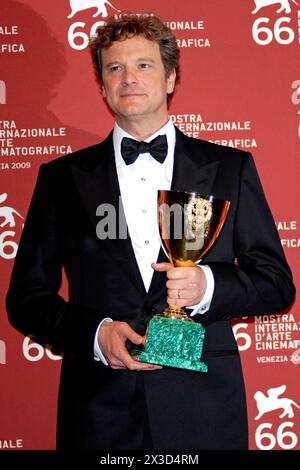 Colin Firth mit dem Coppa Volpi für den besten Darsteller in A Single man beim Photocall mit den Preisträgern auf der Biennale di Venezia 2009 / 66. Internationale Filmfestspiele von Venedig im Palazzo del Casino. Venedig, 12.09.2009 *** Colin Firth avec la Coppa Volpi pour le meilleur acteur en homme célibataire au Photocall avec les lauréats de la Biennale di Venezia 2009 66 Festival International du film de Venise au Palazzo del Casino Venice, 12 09 2009 Foto:xD.xBedrosianx/xFuturexImagex preistraeger venice 9901 Banque D'Images