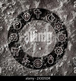 Symboles de diverses religions du monde en cercle sur fond de terre texturé gris. Vue de dessus. Banque D'Images