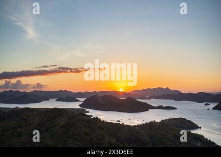 Vue panoramique aérienne de la ville de Coron au coucher du soleil, île de Busuanga dans la province de Palawan aux Philippines Banque D'Images