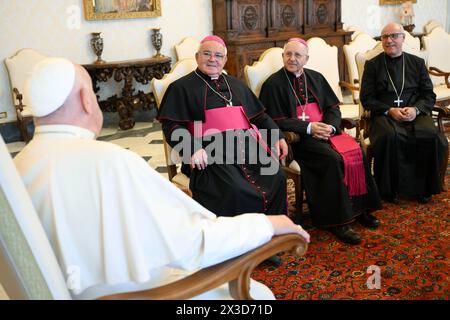 Vatican, Vatican. 26 avril 2024. **NON LIBRI** Italie, Rome, Vatican, 2024/4/26.le pape François reçoit en audience privée les évêques de Basilicate au Vatican photographie de Vatican Media /Catholic Press photo s. RESTREINTE À UN USAGE ÉDITORIAL - PAS DE MARKETING - PAS DE CAMPAGNES PUBLICITAIRES. Crédit : Agence photo indépendante/Alamy Live News Banque D'Images