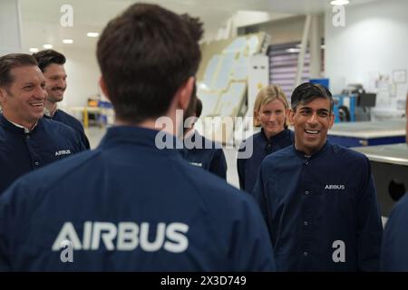 Le premier ministre Rishi Sunak s’entretient avec les travailleurs lors d’une visite à l’usine Airbus de Stevenage, Hertfordshire. Date de la photo : vendredi 26 avril 2024. Banque D'Images