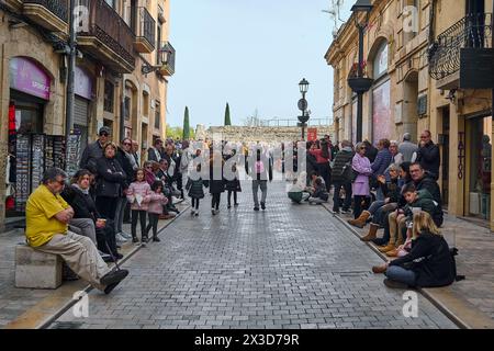 Tarragone, Espagne - 26 avril 2024 : scène de la semaine Sainte dans une rue historique de Tarragone avec les habitants et les visiteurs appréciant l'atmosphère festive avec l'ancien Banque D'Images