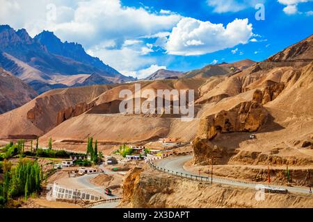 Vallée de la lune ou Moonland près du village de Lamayuru à Ladakh, dans le nord de l'Inde Banque D'Images